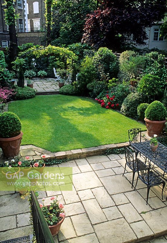 GAP Gardens - Small formal town garden with paved patio, dining table