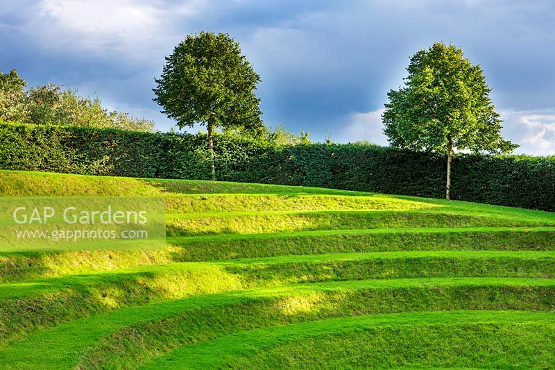 Lawn landform to form turf amphitheatre