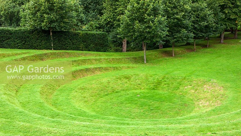 Sunken lawn landform to create turf amphitheatre