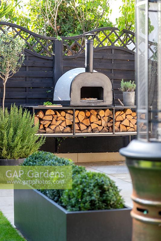 Modern patio with view to Pizza oven. 