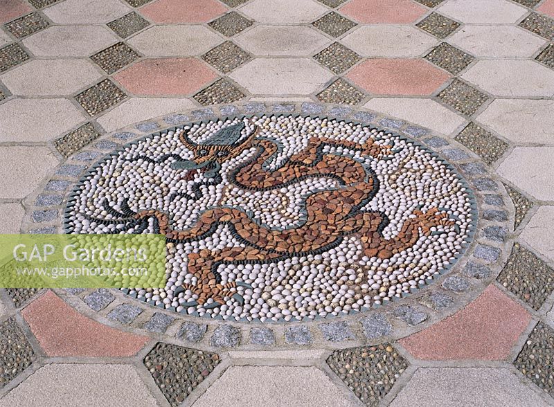 'Dragon circle' with coloured pebbles and cobblestone surround - White Knights, Buckinghamshire 
