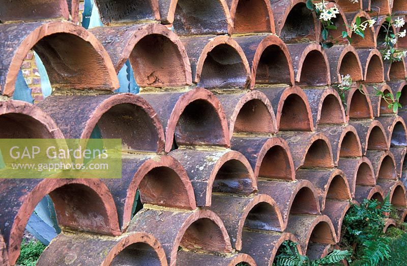 A wall of arched terracotta ridge tiles