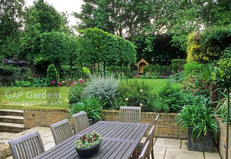 Large urban garden - Paved terrace area with dining table and chairs