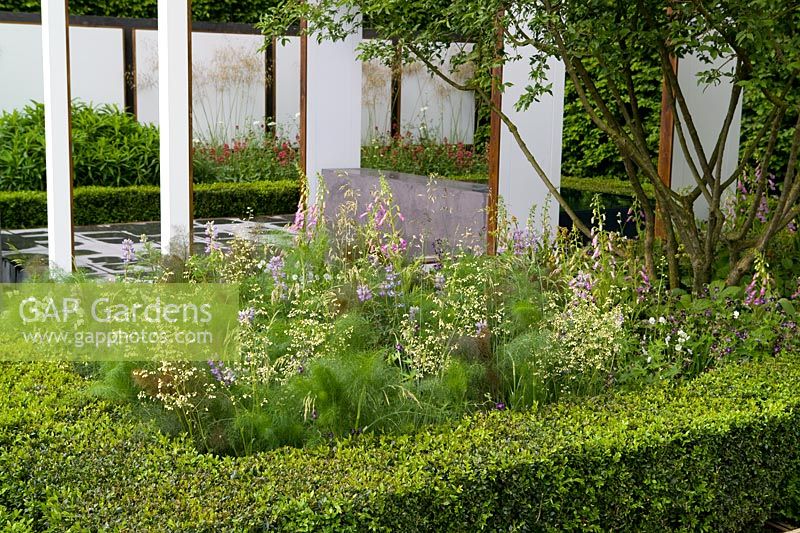 Garden - The Savills Garden, Design - Philip Nixon, Sponsor - Savills PLC - Gold Medal Winners