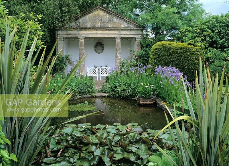 Summerhouse with seats and circular pond 