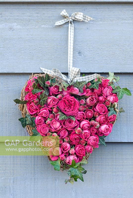 Valentine's wreath with pink rose buds and ivy