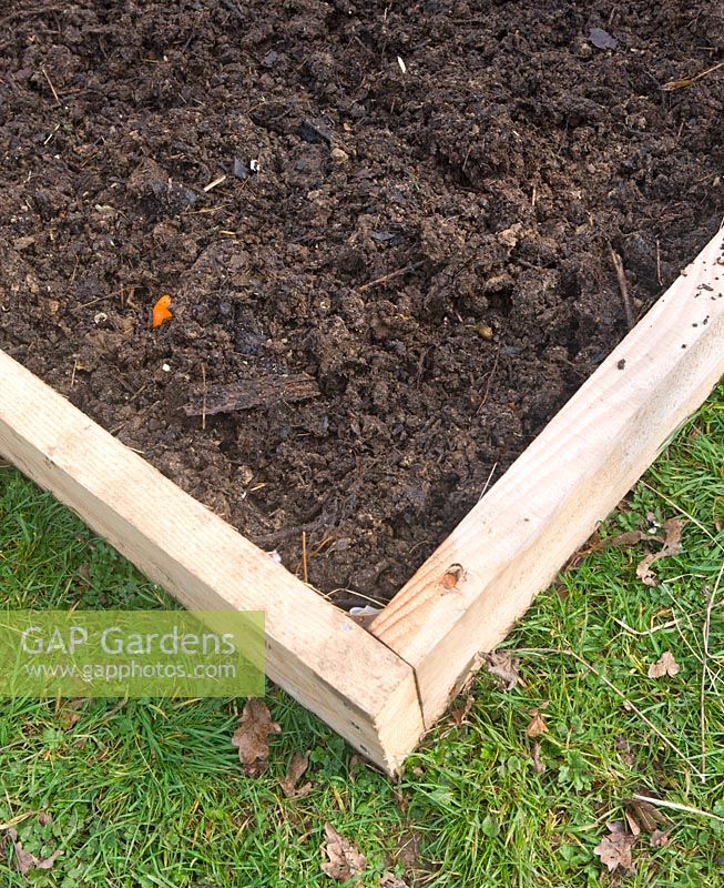 Deep bed mulching - Compost laid over household food waste, laid over newspaper and garden waste