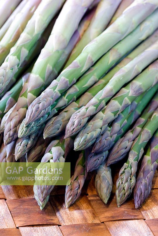 Asparagus spears in a wooden bowl