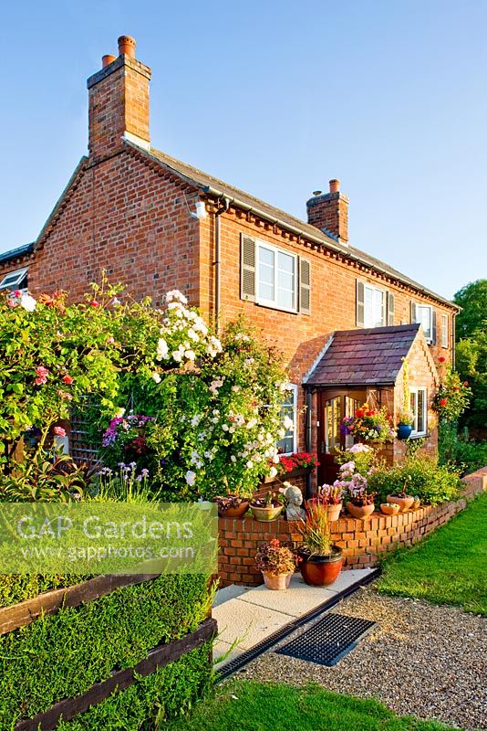 Meadow Farm, Worcestershire. Front of house and garden