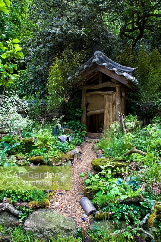 Bark chipping path to wooden toilet in the 'Hae-woo-so (Emptying One's Mind)' garden - Best Artisan Garden, RHS Chelsea Flower Show 2011 