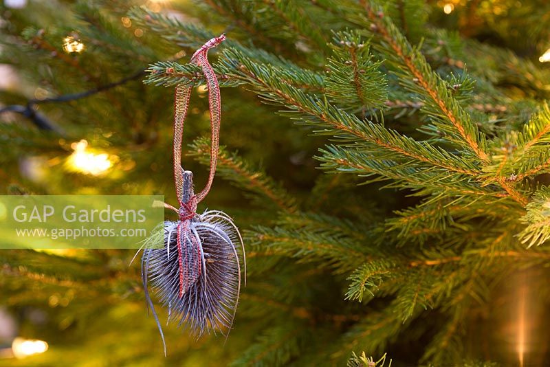 aking homemade Christmas tree decorations with sprayed seedheads - The finished decoration