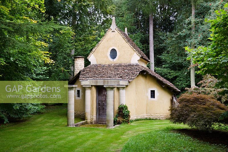 The Sanctuary in the Arboretum, Highgrove Garden, August 2007. The Sanctuary was built in 1999 to mark the Milennium and is place of contemplation. Made of natural materials with cob (earth) walls, Bath stone footings and pillars and a Cotswold stone roof.  