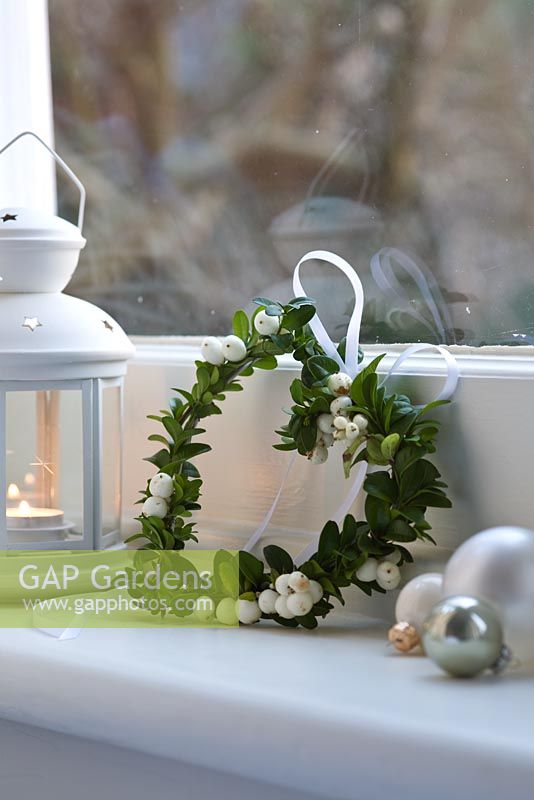 Step-by-step - Snowberry and buxus heart shaped wreath Christmas decoration