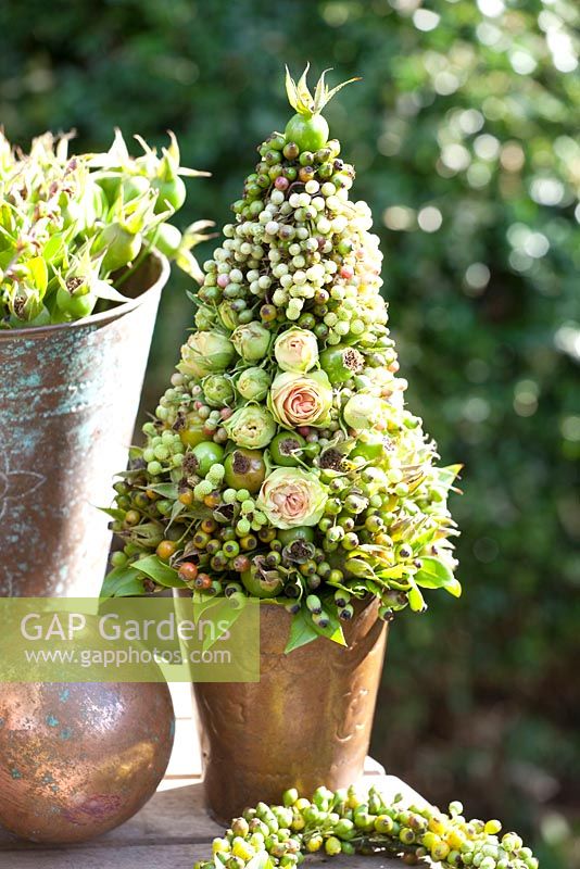 Rosa 'Pepita Romantica', Myrtus communis and Piper nigrum used in decoration