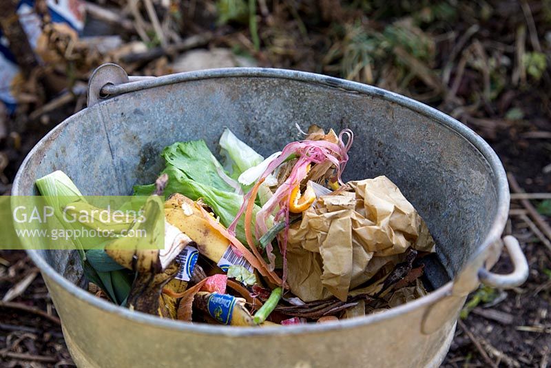 Mixture of compostable household waste
