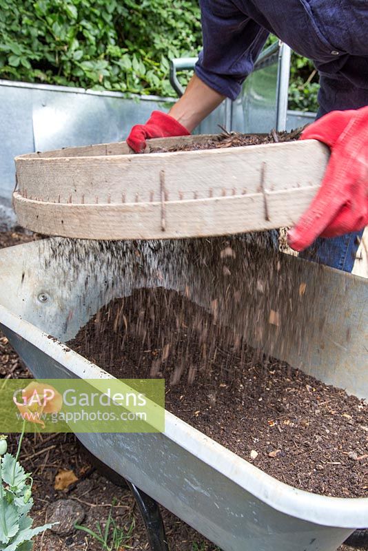 Sieving mulch