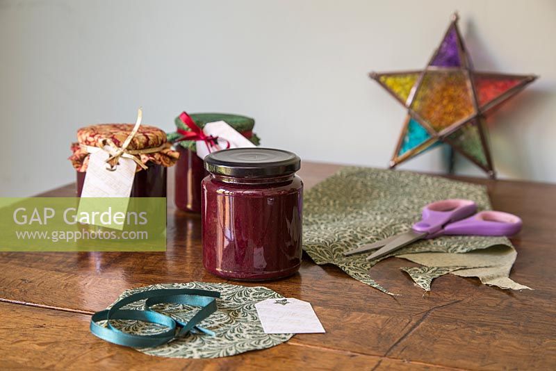 Decorating jars of jam to give as a gift for Christmas - Materials required