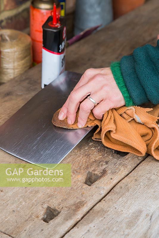 Applying oil to spade head for protection