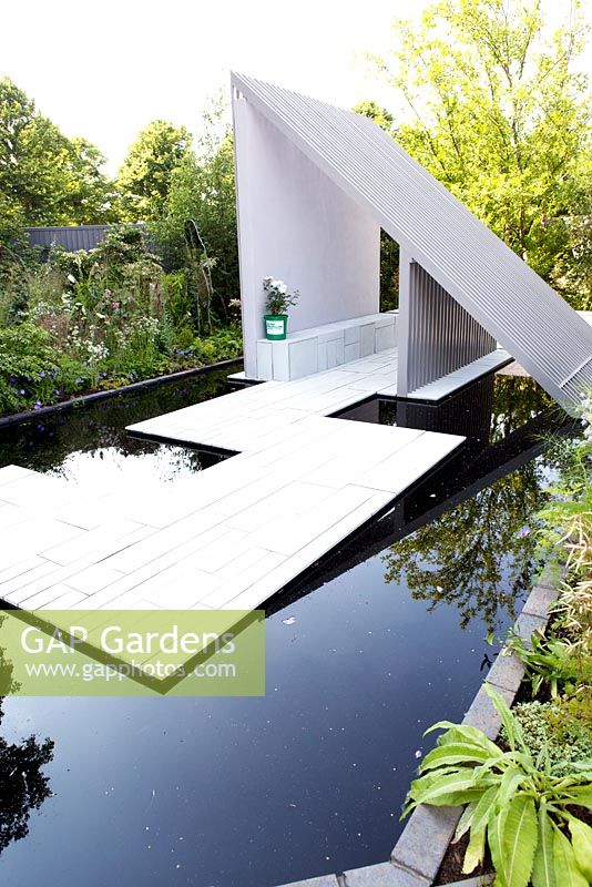 Contemporary garden 'Macmillan Legacy Garden'.