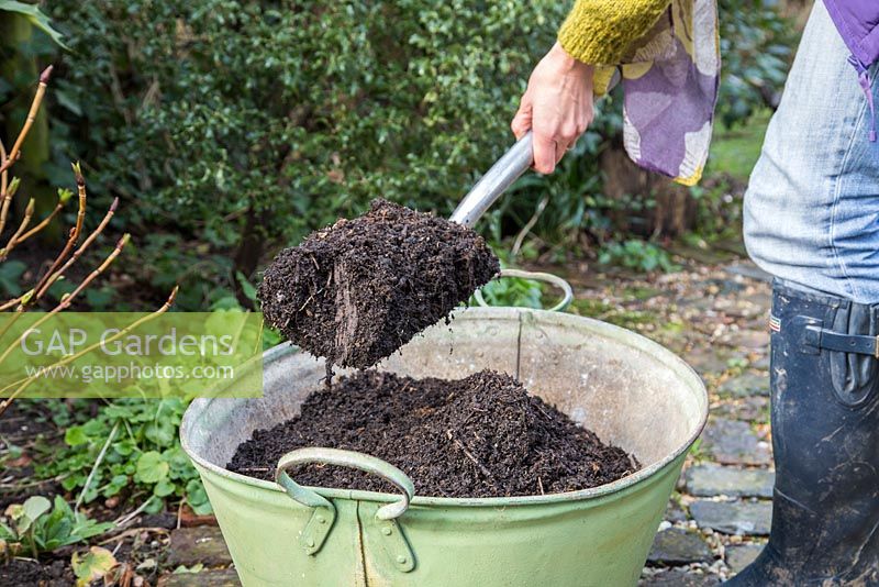 Filling container with compost