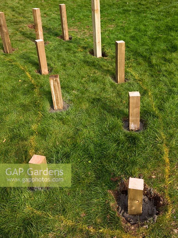 Constructing a circular deck - posts cemented into holes