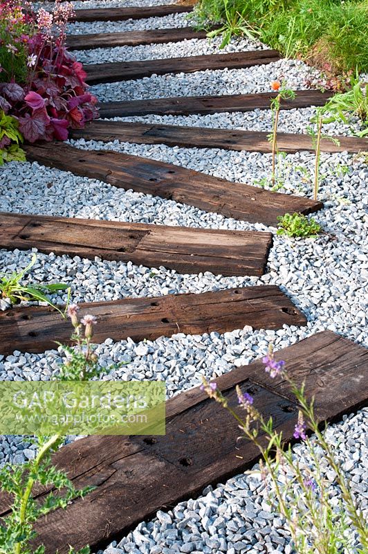 Garden Design With Sleepers And Gravel - Lawn with Sleeper steps and