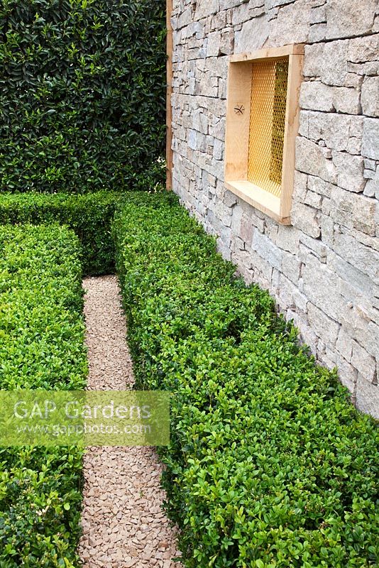 Greed-Dichotomy Garden - Designer: Sara Jane Rothwell and JoanMa Roig - Contributors: Elveden Instant Hedge, ZClad, The Palm Centre, London Garden Designer - RHS Hampton Court 2014