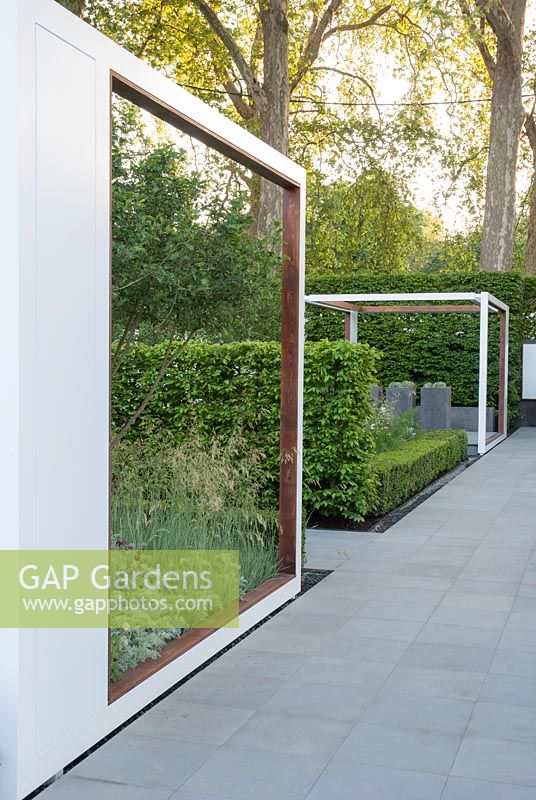 Contemporary frames - The Savills Garden, Design - Philip Nixon, Sponsor - Savills PLC, RHS Chelsea Flower Show 2008, Gold medal Winner