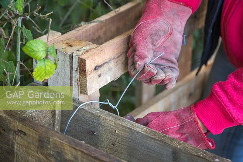 Use metal wire to secure the wooden pallets together