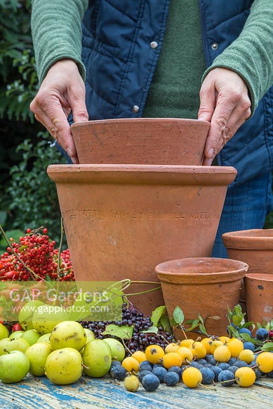 Stack the pots in height order from large to small, and use a small pot inside to rest your pot on