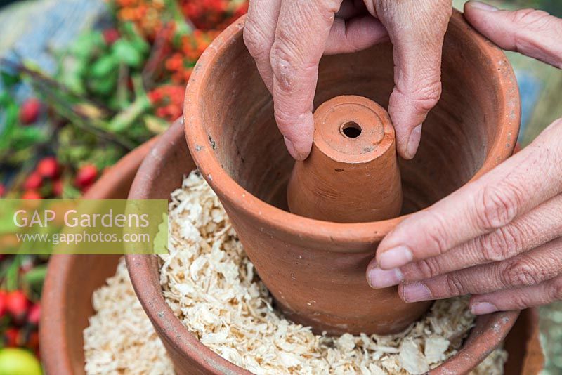 Stack the pots in height order from large to small, and use a small pot inside to rest your pot on