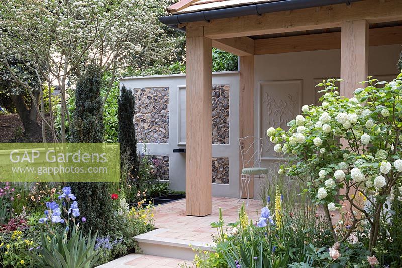 Garden buidlings with raised beds. Pro Corda Trust - A Suffolk Retreat, RHS Chelsea Flower Show 2016 - Design: Frederic Whyte, Sponsor: Pro Corda Trust
