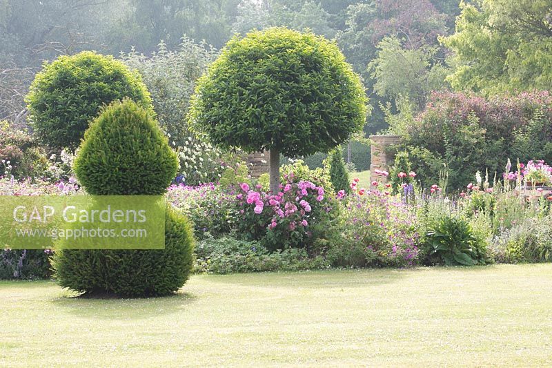 Border with topiary