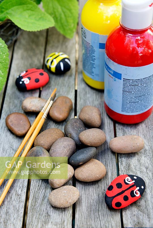 Garden craft making painted Bumble bees and Ladybirds with stones.  Materials needed - coloured paint, paintbrushes and stones