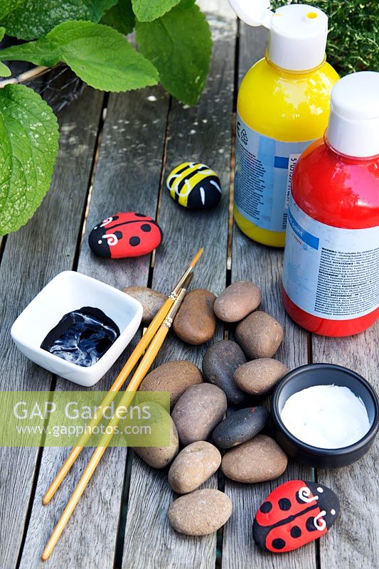 Garden craft making painted Bumble bees and Ladybirds with stones. Materials needed -  red, yellow, black and white coloured paint, paintbrushes and stones