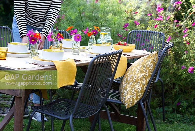 Preparing an outdoor table for a Summer party