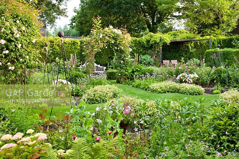 Mixed planting of vegetables and flowers - Hetty van Baalen garden, The Netherlands