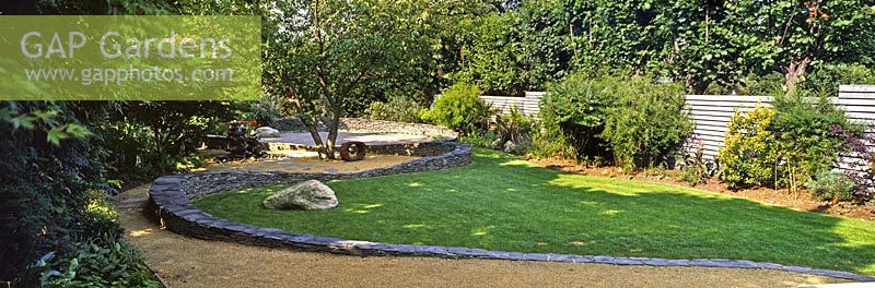 Contemporary garden with slate wall