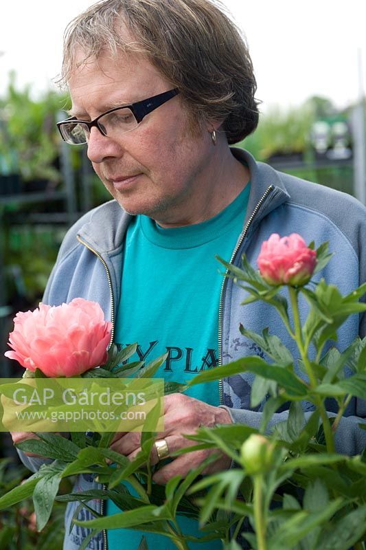 Billy Carruthers of Binny Plants with Paeonia Coral Charm at Gardening Scotland 2007