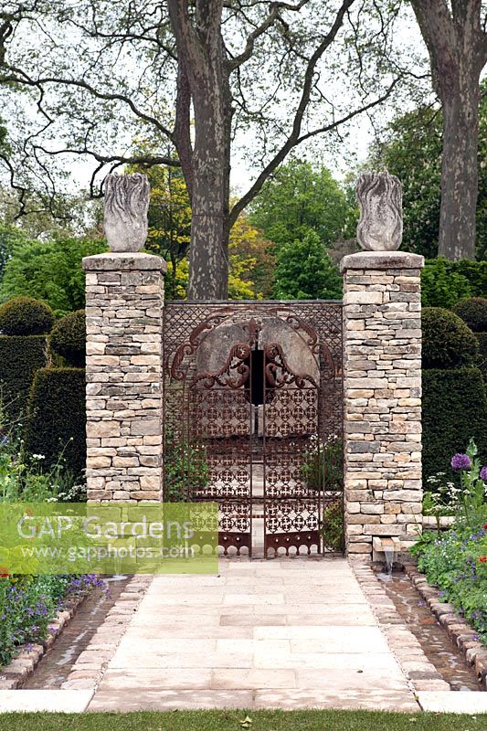 The RHS Chelsea Flower Show 2012 Best in Show Brewin Dolphin Garden designed by Cleve West