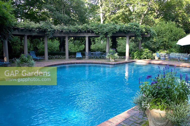 Swimming pool with pillar gazebo