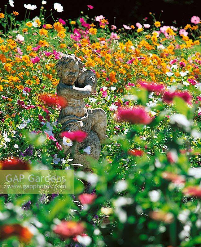 Stimmungsbild Statue inmitten von Sommerblumen 