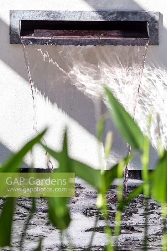 Hampton Court Flower Show 2014, the Al Fresco Garden, des. Peter Reader., water spout in contemporary garden