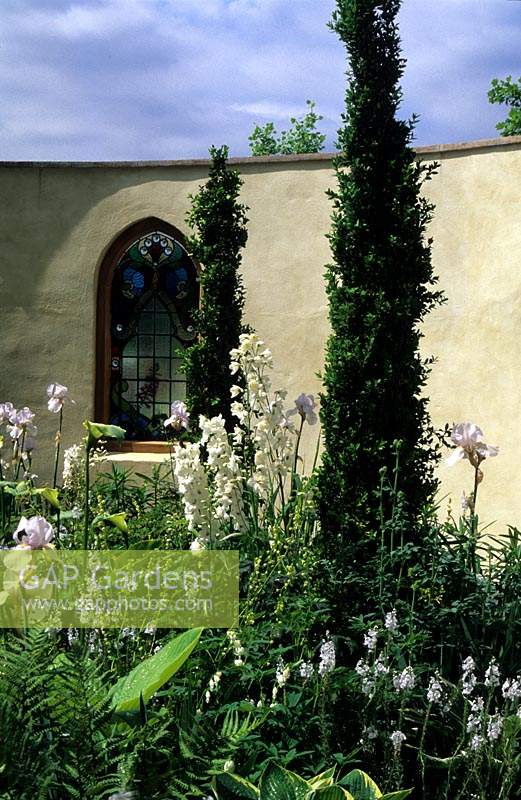 Chelsea FS 1998 Design Fiona Lawrenson boxwood Buxus sempervirens Greenpeace in circular chapel garden