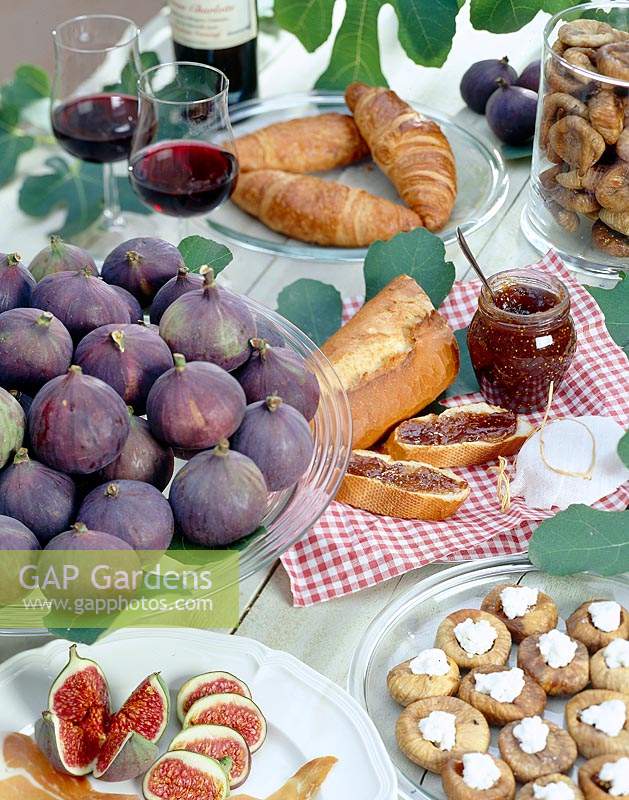 Sweet figs and bread 