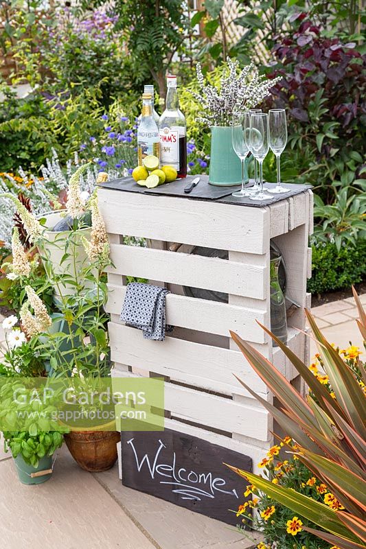 Pallet bar with drinks.