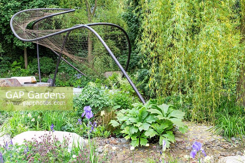 The Wedgwood Garden, bronze sculpture pavilion with stone terrace - Geum, Iris sibirica, Rodgersia Irish Bronze and Weeping Willow - Salix alba 'Tristis' - Sponsor: Wedgwood - RHS Chelsea Flower Show 2018