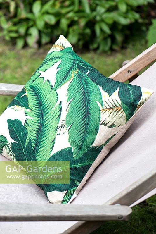 Cushion with jungle leaf print 