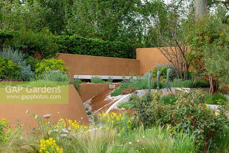 The Dubai Majlis Garden, RHS Chelsea Flower Show 2019, Sculpture of three human figures, designed by Michael Speller 