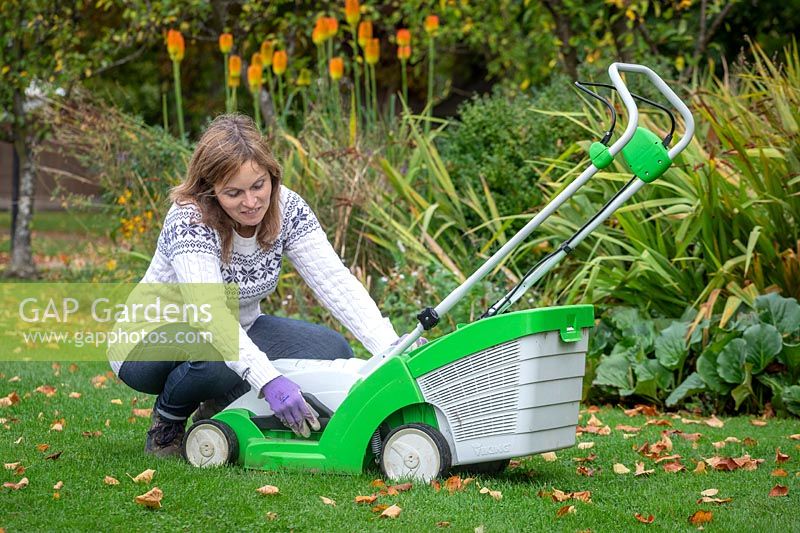 Raising the height of lawn mower blades before the last cut of the season before winter